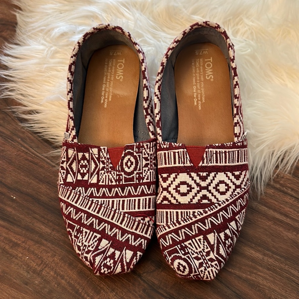 TOMS slip on